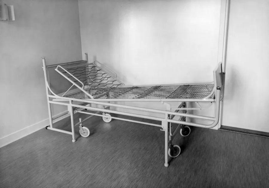 Manual hospital bed frame
